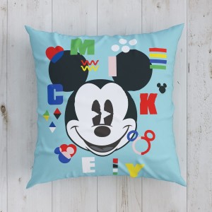 Pernuță decorativă Disney pentru copii cu Mickey Mouse, în culori albastru, negru, roșu, galben și verde, dimensiune 40x40 cm, cu desene animate detaliate și elemente grafice.