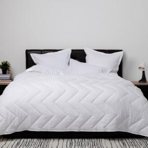 Pilota alba lana 100% naturala Pucioasa 200x215 cm, fata damasc, confort si caldura pentru noptile reci de iarna
