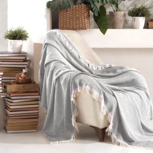 Pled Etnik Gri Deschis 170x210cm cu model geometric și ciucuri din bumbac și poliester