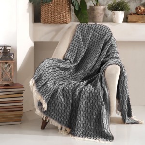 Pled Vizyon Antracit 170x210cm cu model grafic și ciucuri din bumbac și poliester