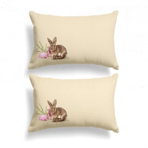 Set de 2 fețe de pernă 50x70 cm, model Maddi, cu imprimeu de iepuraș lângă un ou de Paște roz și crenguțe de salcie, pe fundal bej elegant.