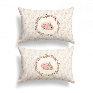 Set de 2 fețe de pernă 50x70 cm, model Cena, cu imprimeu de iepuraș încadrat de ghirlande florale pe fundal bej cu motive vegetale discrete.