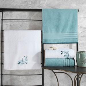 Set cadou 4 prosoape bumbac 100% cu broderie, Colorful Verde Menta/Alb