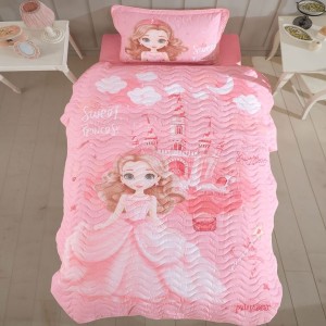 Set cuvertura roz matlasata copii Sweet Princess cu printesa si castel si 1 fata de perna