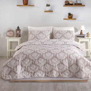 Set cuvertura matlasata 200x220 cm + 2 fete perna cu model baroc alb pe fundal maro