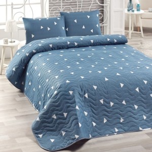 Set cuvertura matlasata 200x220 cm + 2 fete perna cu triunghiuri albe pe fundal albastru