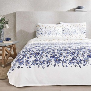 Set de pat Flora cu cuvertură și lenjerie din bumbac 100%, decorat cu flori albastre, într-un dormitor modern și luminos