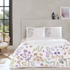 Set de pat Gleam din bumbac 100% cu design floral în nuanțe de violet și verde, într-un dormitor luminos și elegant