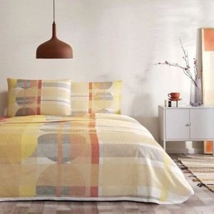 Set de pat Vega din bumbac 100% cu design modern în culori galben, portocaliu și gri, într-un dormitor luminos și stilat