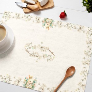 Set 4 suporturi farfurie din bumbac 100%, cu iepurași și flori delicate, pe fundal deschis, ideal pentru decorul mesei de Paște.