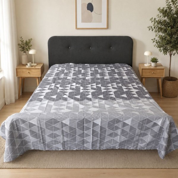 Cearceaf pat dublu Otto 240x260 cm din bumbac cu model geometric gri si alb, pentru un plus de confort.
