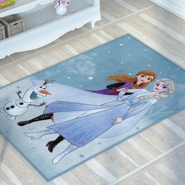Covor Disney pentru copii cu personaje Elsa, Anna și Olaf, în culori albastru, alb și mov, cu desene animate detaliate și stele.