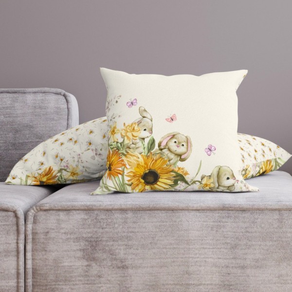 Față de pernă decorativă din bumbac 100%, cu iepurași printre floarea-soarelui și fluturi pastel, perfectă pentru decorul de Paște.