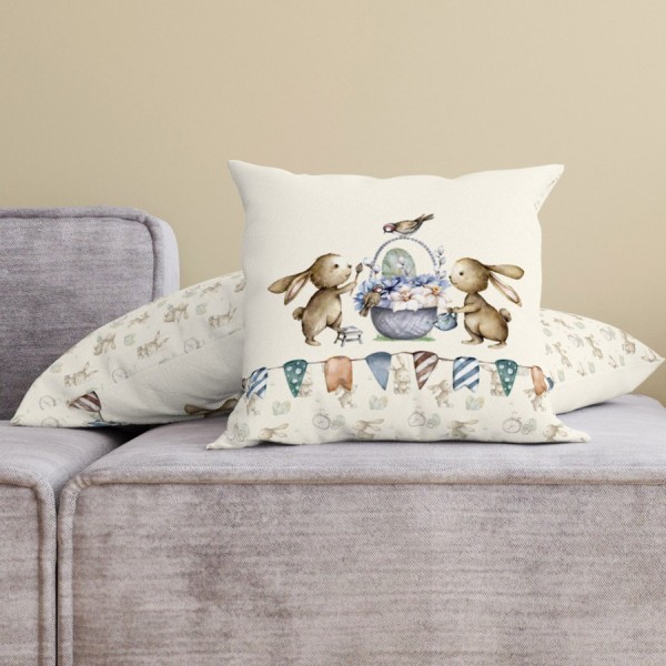 Față de pernă decorativă din bumbac 100%, 45x45cm, cu doi iepurași adorabili decorând un ou pascal, pe fundal crem cu ghirlande festive.