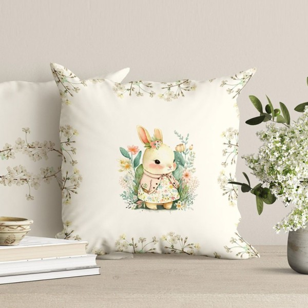 Față de pernă decorativă din bumbac 100%, 45x45cm, cu iepuraș îmbrăcat în rochiță florală, încadrat de flori de primăvară, pe fundal bej deschis, ideală pentru decor pascal.