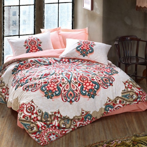 Lenjerie de pat dublă din bumbac 100% ranforce, Cotton Box, design oriental complex în nuanțe de pudră, roșu și verde, cu motive florale și geometrice tradiționale.