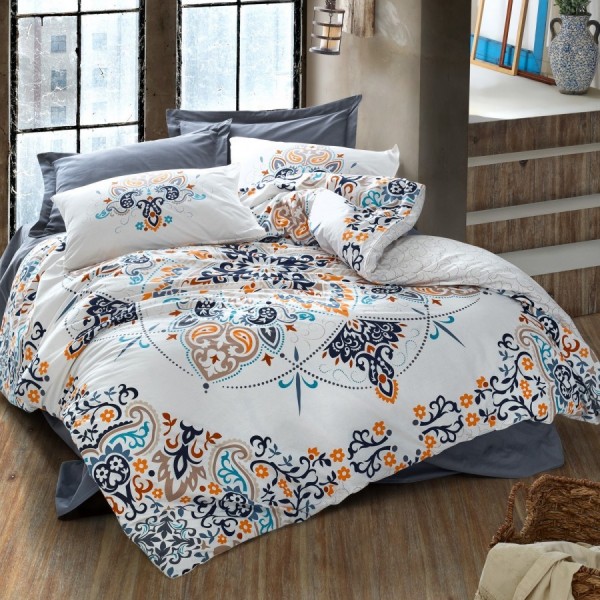 Lenjerie de pat dublă din bumbac 100% ranforce, Cotton Box, design oriental în nuanțe de albastru indigo, portocaliu și bej, cu motive florale și modele ornamentale.