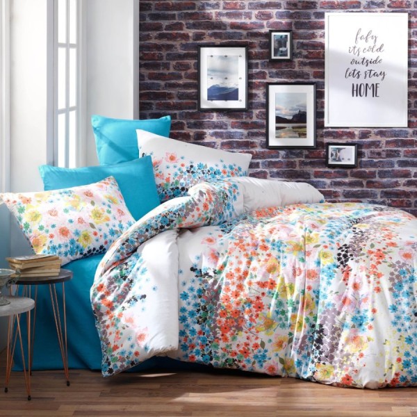 Lenjerie de pat dublu din bumbac 100% ranforce, model Bahar Home Alegra, cu motive florale colorate în nuanțe de alb, albastru și diverse culori vibrante.