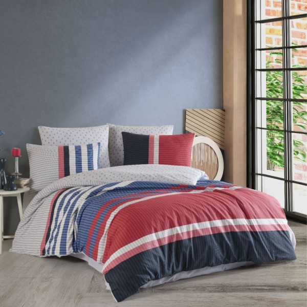 Lenjerie de pat dublu bumbac 100% ranforce Frank Red cu design modern dungat în nuanțe de roșu, albastru și alb.