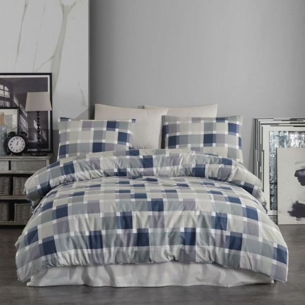 Lenjerie de pat dublu bumbac 100% ranforce Mare Blue cu design geometric în carouri în nuanțe de albastru, gri și alb.