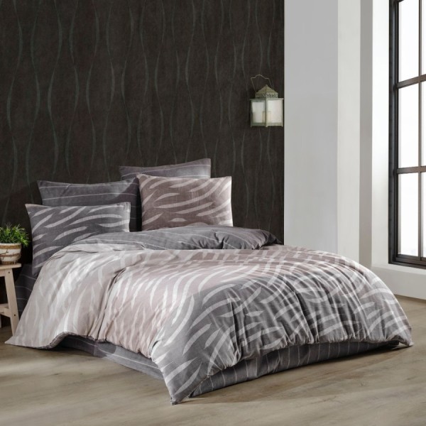 Lenjerie de pat dublu bumbac 100% ranforce Prime Brown cu design modern cu dungi abstracte în nuanțe gradient de maro, gri și bej.