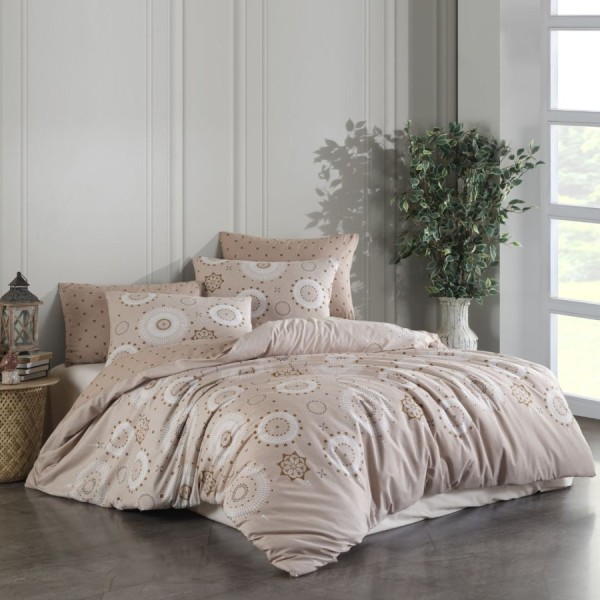 Lenjerie de pat dublu bumbac 100% ranforce Snow Grey cu design geometric și modele de fulgi de zăpadă în nuanțe de gri, alb și portocaliu.