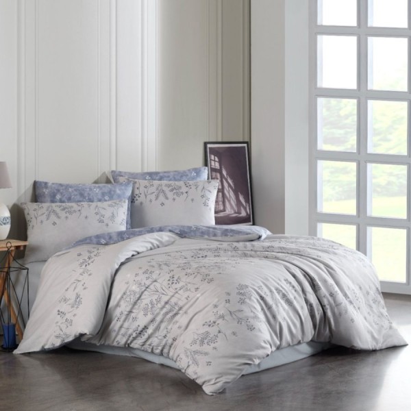 Lenjerie de pat din bumbac 100% ranforce cu design floral în tonuri de albastru și gri, ideală pentru un decor modern.