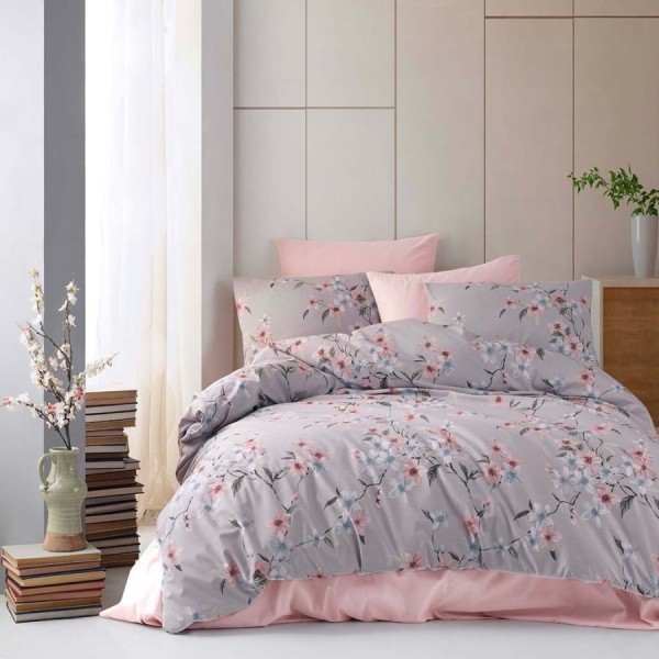 Lenjerie de pat din bumbac ranforce 100% cu 4 piese, model floral delicat în nuanțe de gri și roz, decorată cu flori pastelate pentru un aspect romantic și elegant