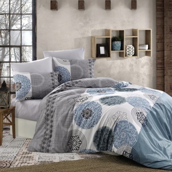 Lenjerie de pat din bumbac 100% ranforce cu model geometric în nuanțe de albastru și gri pe fundal alb