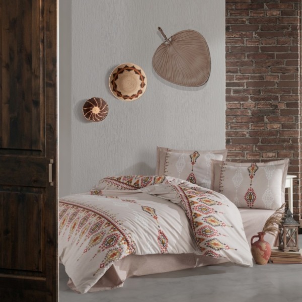 Lenjerie de pat Ethnica din bumbac 100% ranforce cu design etnic în tonuri de bej, roșu și galben, ideală pentru un decor tradițional și autentic.