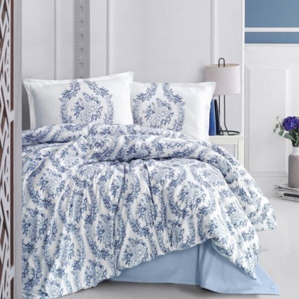 Lenjerie de pat bumbac 100% Ranforce Floresta Blue cu imprimeu floral clasic în nuanțe de albastru pe fundal alb, elegant și tradițional.