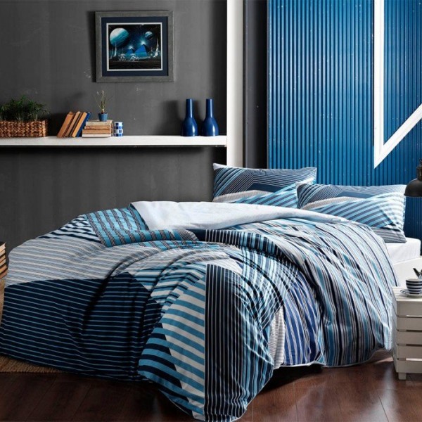 Lenjerie de pat cu elastic pentru saltea de 160x200 cm, din bumbac 100% ranforce, model Atlantis, cu design în dungi albastre.