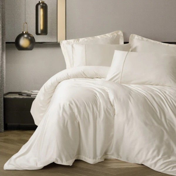 Set lenjerie de pat Silky Satin crem din lyocell și bumbac pe pat matrimonial