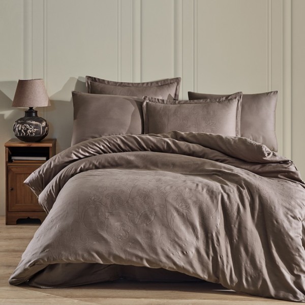 Lenjerie de pat de lux din jacquard satin, Clasy Home, model Sadra, în nuanțe de maro cu design floral elegant și detalii în relief.