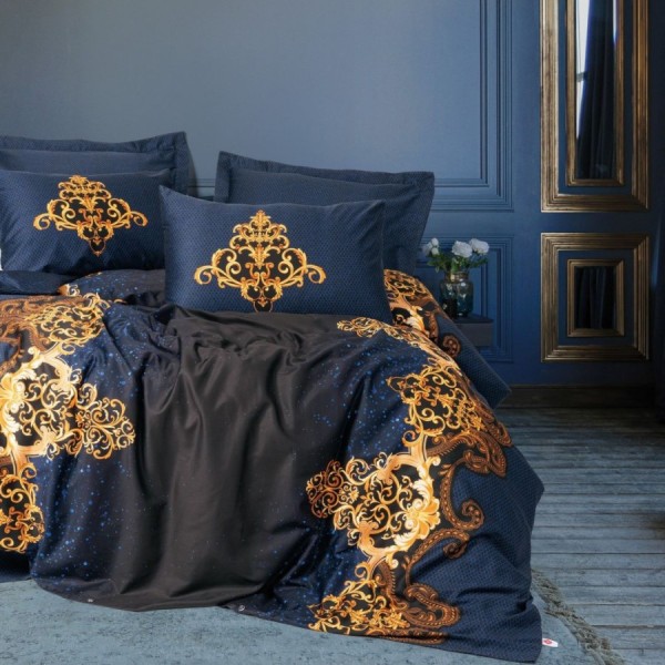 Lenjerie de pat Palace Satin cu imprimeu digital baroc, Tutsu Albastru, din bumbac satinat 100%, in nuante de albastru regal, negru si auriu.