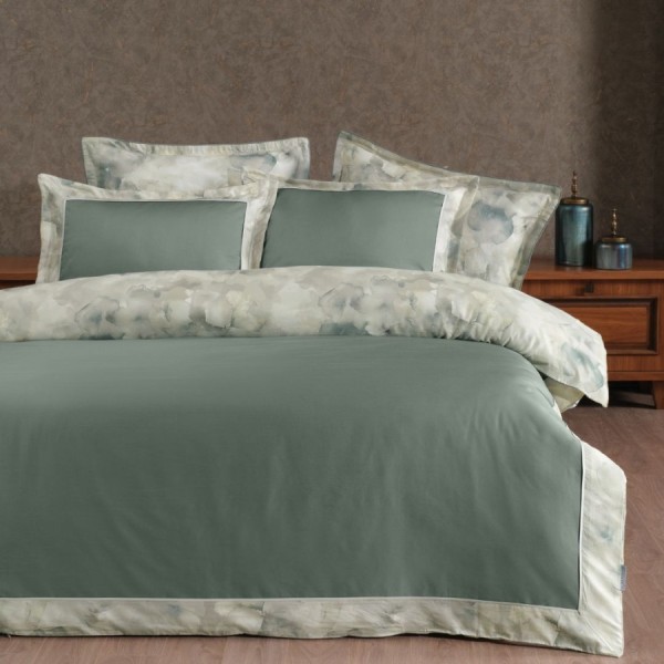 Lenjerie de pat Rivano Moonmist din bumbac egiptean Silk Satin 400 TC, verde fumuriu cu bordură pastelată, eleganță și confort premium.