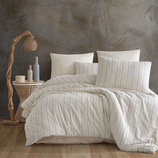 Lenjerie de pat dublu bumbac 100% Nazenin Home, Slub Ranforce Natur, cu dungi subțiri de culoare denim pe fundal crem.