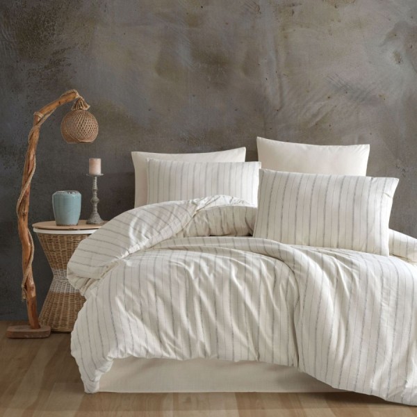 Lenjerie de pat dublu bumbac 100% Nazenin Home, Slub Ranforce Natur, cu dungi subțiri verzi pe fundal crem.