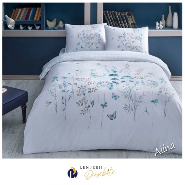 Lenjerie de pat dublu bumbac 100% Ranforce, design floral delicat cu fluturi și motive vegetale în nuanțe de albastru și bej pe fundal alb.