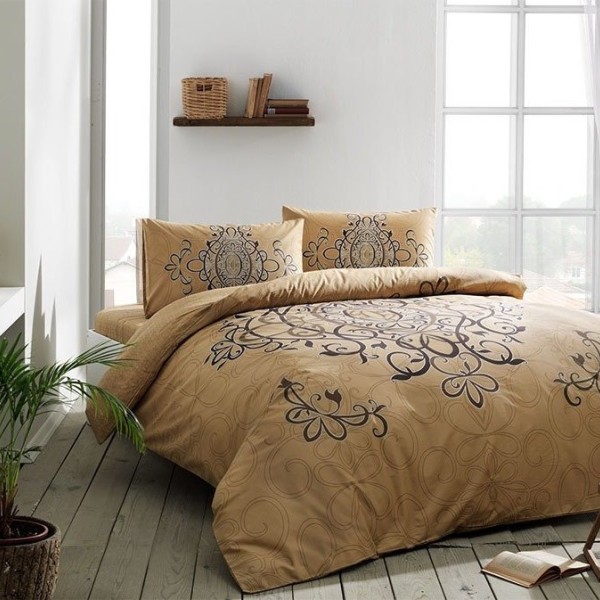 Lenjerie de pat dublu din bumbac 100% ranforce, model TAC Blanda Gold, cu motive ornamentale elegante în nuanțe de auriu și negru.