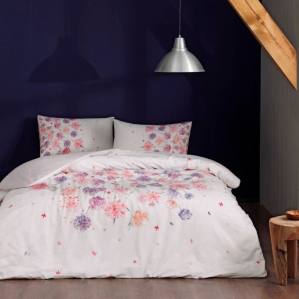 Lenjerie de pat dublu din bumbac 100% ranforce, model Ezra, cu design floral pastelat în nuanțe de roz și mov.