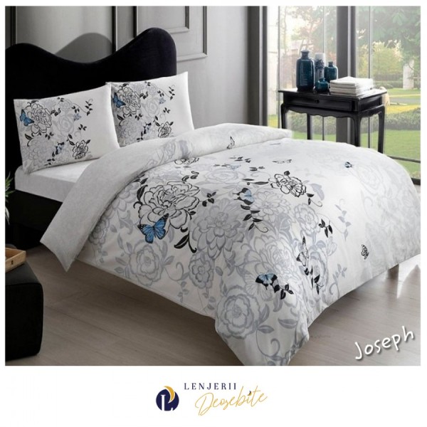 Lenjerie de pat dublu bumbac 100% Ranforce, design floral elegant cu fluturi albastri și motive gri și negre pe fundal alb.