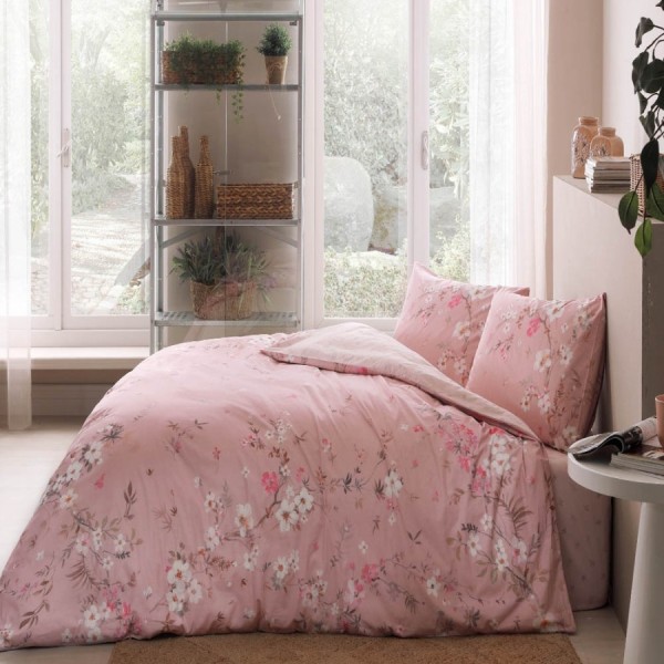 Lenjerie de pat dublu din bumbac ranforce cu model floral delicat în nuanțe de alb, roz și crem pe fundal roz pal