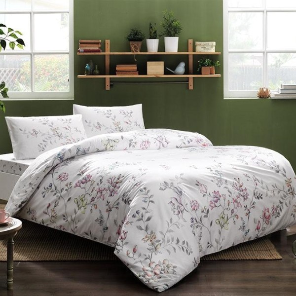 Lenjerie de pat dublu din bumbac 100% ranforce, model TAC Juliane, cu motive florale delicate în nuanțe de alb și pastel.