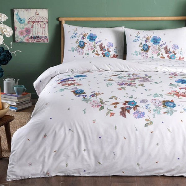 Lenjerie de pat dublu din bumbac 100% ranforce cu design floral în nuanțe de albastru, mov și verde pe fundal alb
