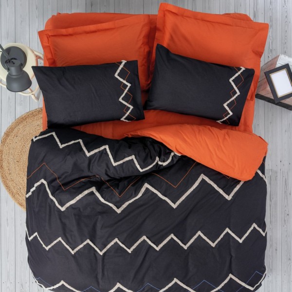 Lenjerie de pat Cotton Box Mirely Tile Red, realizată din bumbac 100% ranforce, cu broderii în relief, set 6 piese, culori roșu cărămiziu și negru.