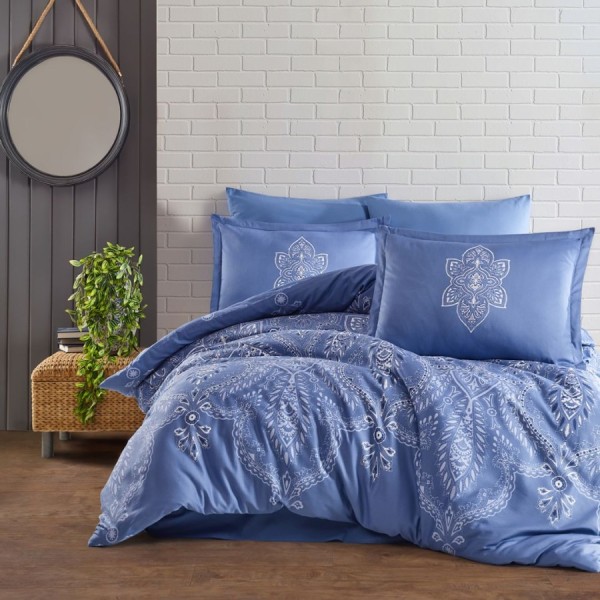 Lenjerie de pat dublu din bumbac 100% ranforce, albastru regal, cu imprimeu alb în stil oriental, textură moale și design elegant simetric