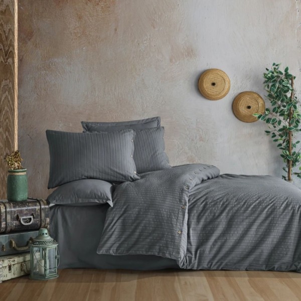Lenjerie de pat dublu gri antracit cu textura geometrica in relief si nasturi decorativi