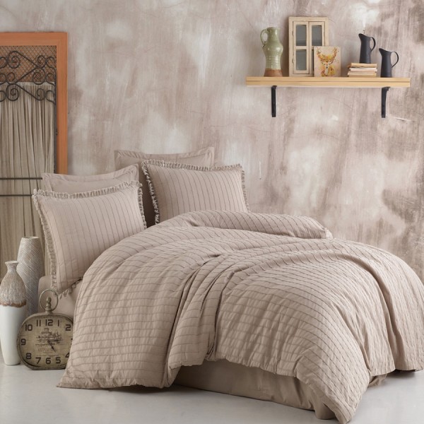 Lenjerie de pat jacquard ranforce Estina V3 Maro deschis cu textura in dungi fine pe fundal maro deschis
