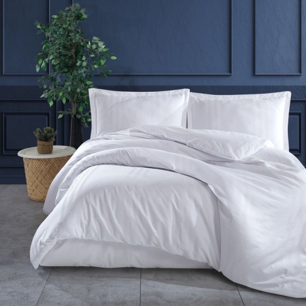 Lenjerie de pat jacquard ranforce alba Clasy Home Melkor V1 pe pat elegant